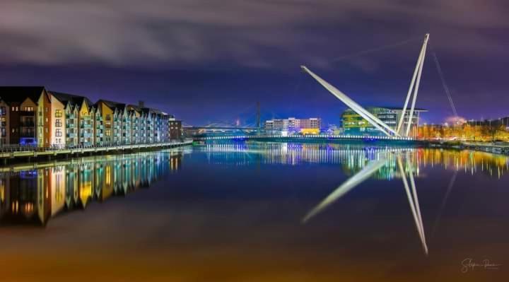 Luxury Riverside 2 Bedroomed Apartment With Balcony Newport  Exterior photo
