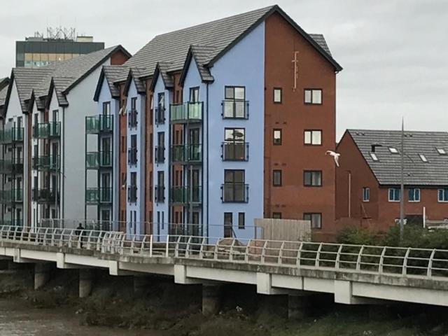 Luxury Riverside 2 Bedroomed Apartment With Balcony Newport  Exterior photo