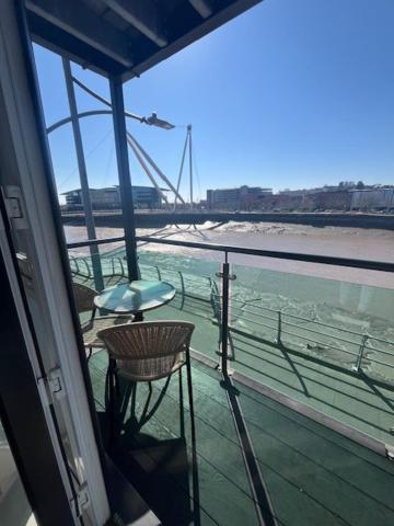 Luxury Riverside 2 Bedroomed Apartment With Balcony Newport  Exterior photo
