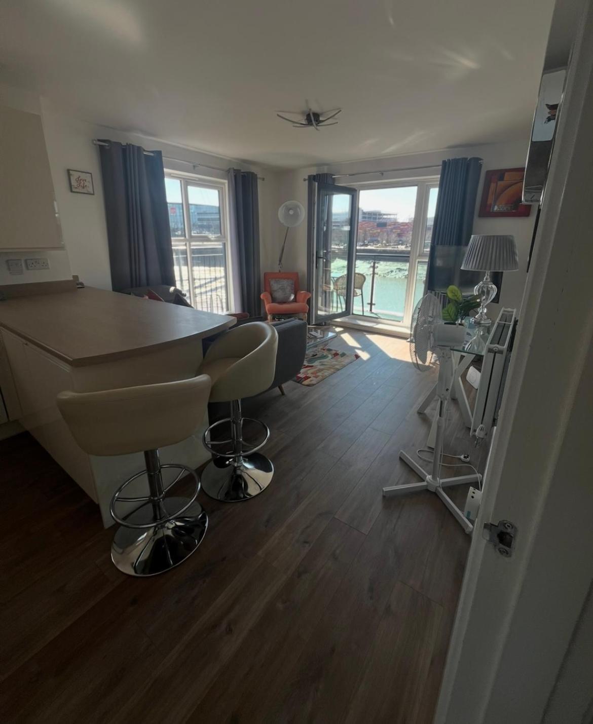Luxury Riverside 2 Bedroomed Apartment With Balcony Newport  Exterior photo