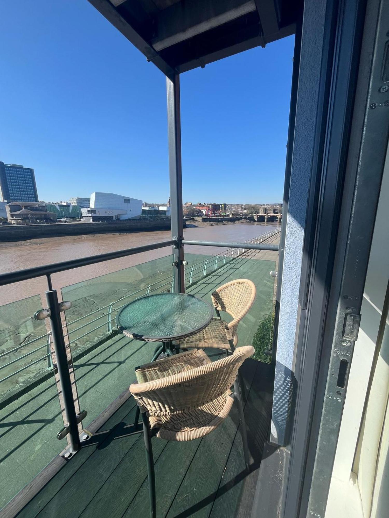 Luxury Riverside 2 Bedroomed Apartment With Balcony Newport  Exterior photo
