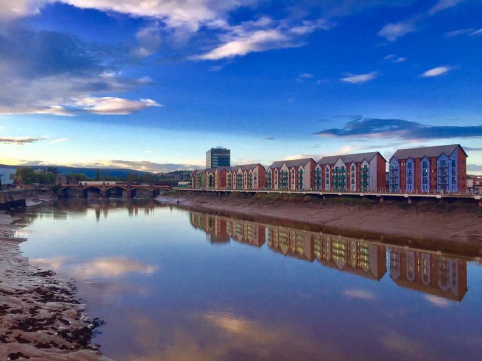 Luxury Riverside 2 Bedroomed Apartment With Balcony Newport  Exterior photo